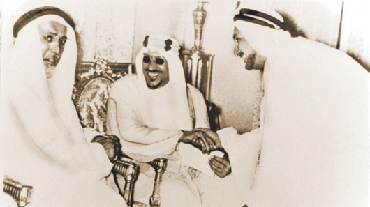 جلالة الملك سعود بن عبد العزيز آل سعود، الملك السابق للمملكة العربية السعودية، وسمو الشيخ علي بن عبدالله آل ثاني، حاكم قطر السابق، والسيد عبدالله الدرويش