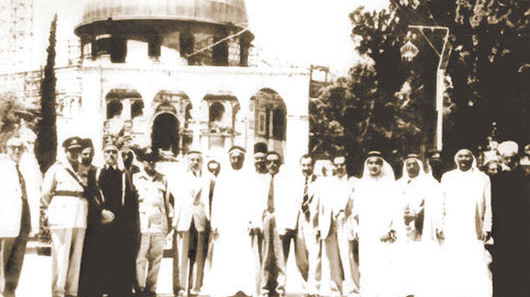 صورة لـ "عبدالله الدرويش" (في الوسط) في المسجد الأقصى في القدس خلال أعمال التّرميم التي شاركت فيها مجموعة "الدرويش" في أوائل الستينات.