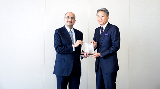 Mr. Kazuo Hirai, Sony’s Corporation President and CEO, handing Mr. Bader Al-Darwish, Chairman and Managing Director of Darwish Holding, an award based on Fifty One East being the Eldest Distributor and Best Performer in the Middle East.